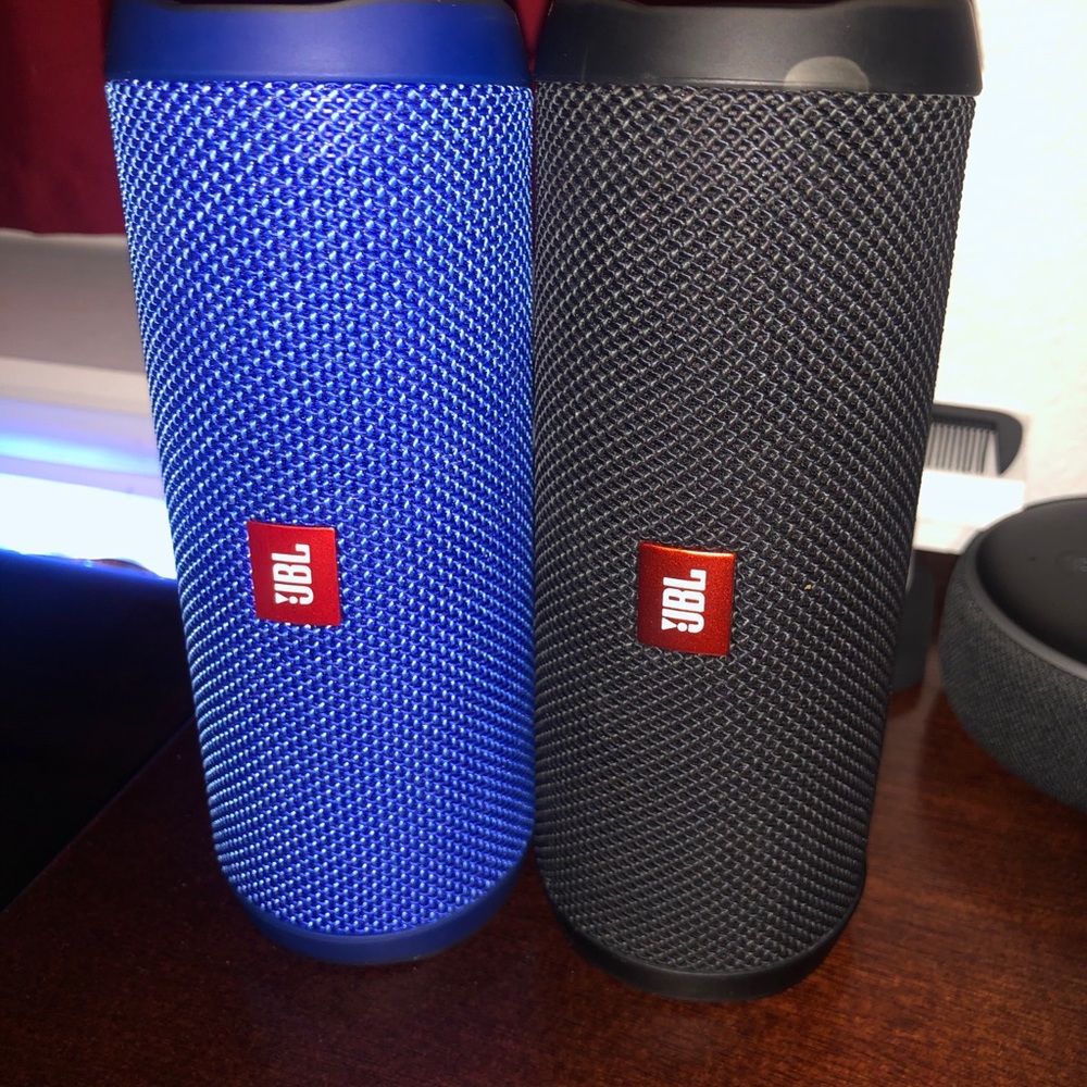 2 JBL Flip 4s